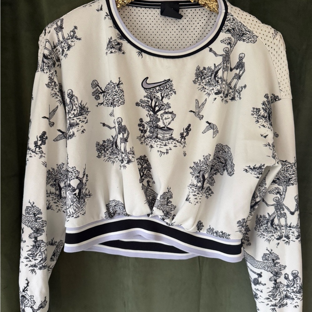 Rare Nike Women's Black and White Graphic Sweatshirt